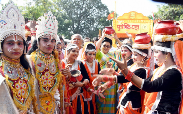  अयोध्या में दीपोत्सव से पहले झांकियों, शोभायात्रा में दिखा रामलीला का चित्रण 