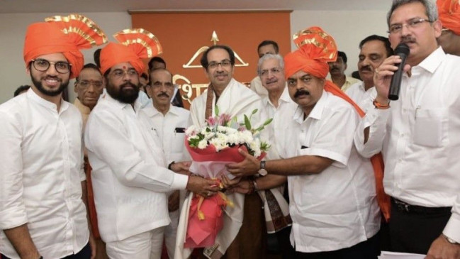शिवसेना विधायक दल के नेता चुने गए एकनाथ शिंदे,आदित्य ठाकरे ने रखा था प्रस्ताव शिवसेना विधायक दल के नेता चुने गए एकनाथ शिंदे,आदित्य ठाकरे ने रखा था प्रस्ताव
