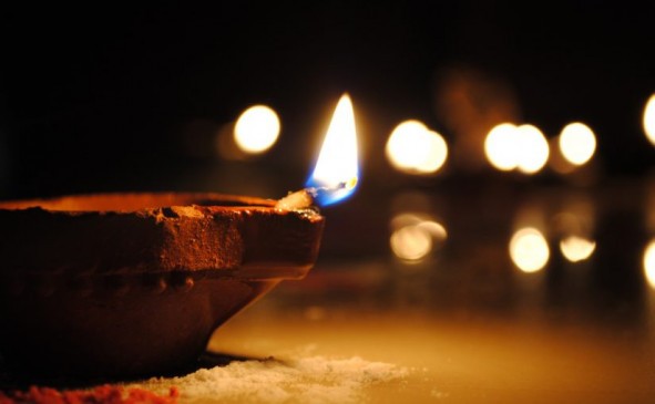 Diwali: मिट्टी के दियों से सजाएं घर, बाजार में कई वैरायटी उपलब्ध