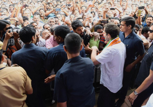 वायनाड: NH-766 पर युवाओं के विरोध प्रदर्शन में शामिल हुए राहुल गांधी