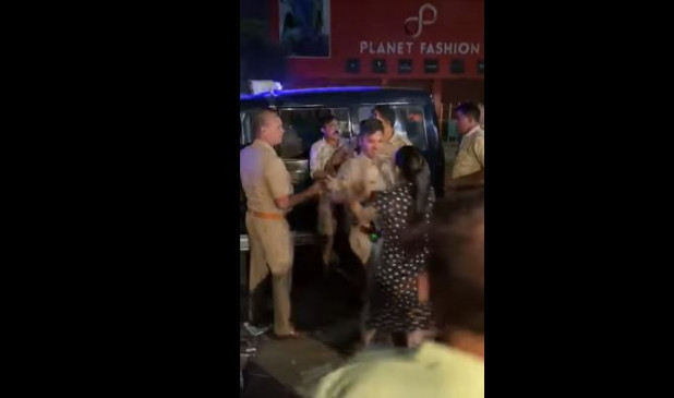 Fake News: पुलिसवाले से चालान को लेकर भिड़ी महिला ? जानें क्या है सच Fake News: पुलिसवाले से चालान को लेकर भिड़ी महिला ? जानें क्या है सच
