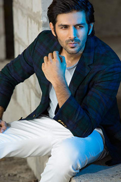 Kartik Aryan B'day: इनकी क्यूटनेस पर मरती है नवाब की बेटी, बिना गॉड फादर के बनाई इंडस्ट्री में जगह Kartik Aryan B'day: इनकी क्यूटनेस पर मरती है नवाब की बेटी, बिना गॉड फादर के बनाई इंडस्ट्री में जगह
