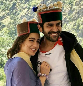 Kartik Aryan B'day: इनकी क्यूटनेस पर मरती है नवाब की बेटी, बिना गॉड फादर के बनाई इंडस्ट्री में जगह Kartik Aryan B'day: इनकी क्यूटनेस पर मरती है नवाब की बेटी, बिना गॉड फादर के बनाई इंडस्ट्री में जगह