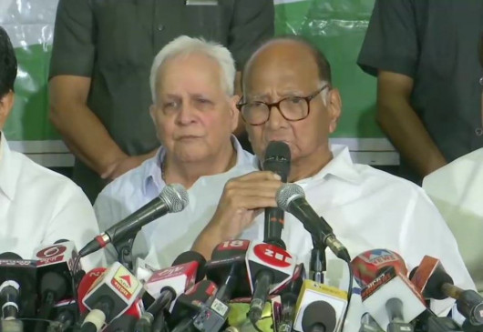 शरद पवार बोले, बीजेपी-शिवसेना मिलकर बनाएं सरकार, हम विपक्ष में ही बैठेंगे शरद पवार बोले, बीजेपी-शिवसेना मिलकर बनाएं सरकार, हम विपक्ष में ही बैठेंगे