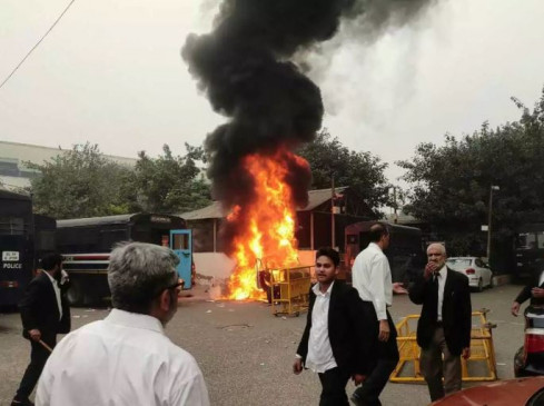 तीस हजारी कांड: 30 से ज्यादा वकील, पुलिसकर्मी जख्मी, जांच के लिए एसआईटी गठित, अदालतें सोमवार तक बंद तीस हजारी कांड: 30 से ज्यादा वकील, पुलिसकर्मी जख्मी, जांच के लिए एसआईटी गठित, अदालतें सोमवार तक बंद