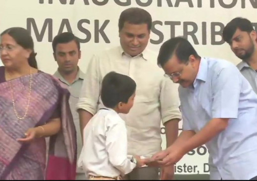 दिल्ली में हवा बनी जहर, सीएम केजरीवाल ने बांटे छात्रों को मास्क
