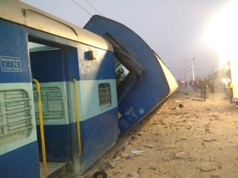 दिल्ली : निजामुद्दीन रेलवे स्टेशन पर पैसेंजर ट्रेन का कोच पटरी से उतरा