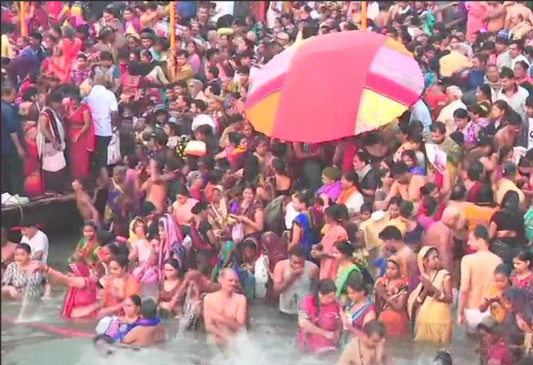 कार्तिक पूर्णिमा: सरयू नदी में श्रद्धालुओं ने लगाई आस्था की डुबकी