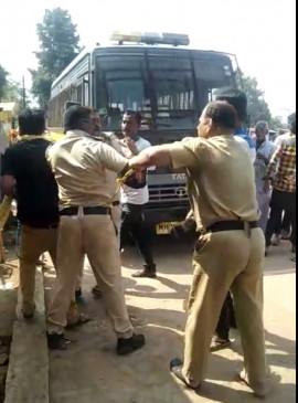 पुलिसवालों के बीच जमकर चले लात घूंसे, वीडियो वायरल होते ही चार निलंबित