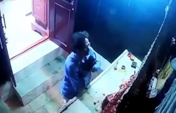 Viral Video: पहले हाथ जोड़कर प्रार्थना की, फिर कान पकड़े और ले गया मां दुर्गा मुकुट