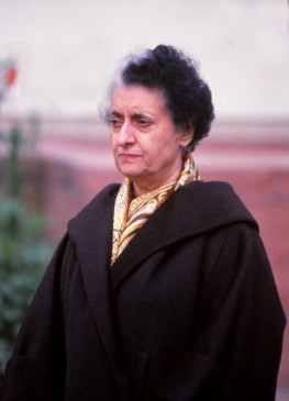 Remembering: बहुआयामी व्यक्तित्व की धनी थी इंदिरा गांधी, पिता और पति की वजह से संघर्षमय रहा जीवन Remembering: बहुआयामी व्यक्तित्व की धनी थी इंदिरा गांधी, पिता और पति की वजह से संघर्षमय रहा जीवन