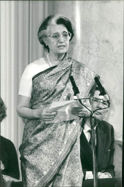 Remembering: बहुआयामी व्यक्तित्व की धनी थी इंदिरा गांधी, पिता और पति की वजह से संघर्षमय रहा जीवन Remembering: बहुआयामी व्यक्तित्व की धनी थी इंदिरा गांधी, पिता और पति की वजह से संघर्षमय रहा जीवन