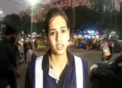 इंदौर: डांसिंग स्टाइल में लोगों को ट्रैफिक रुल समझा रही है ये लड़की, देखें वीडियो