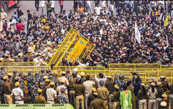 सफदरजंग मकबरे के पास प्रदर्शन कर रहे 100 छात्रों को पुलिस ने गिरफ्तार किया