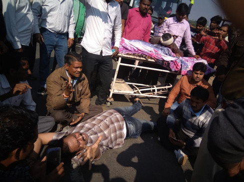 Labor leader lying on the road - the work done by placing the body of a worker on the state highway