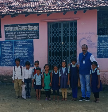 Lock in school, children wait for teacher, neighboring school teacher called classes