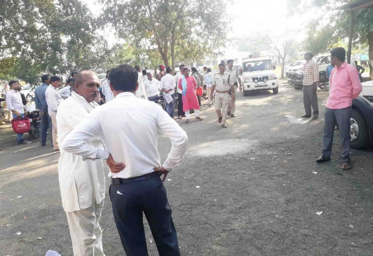 बेटी को पिता से नहीं मिलने दे रहे ससुराल वाले, दोनों पक्षों में झगड़ा बेटी को पिता से नहीं मिलने दे रहे ससुराल वाले, दोनों पक्षों में झगड़ा