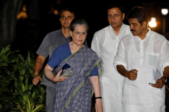 महाराष्ट्र: होटल में शिफ्ट किए गए 10-12 MLA, कांग्रेस को विधायकों के टूटने का डर महाराष्ट्र: होटल में शिफ्ट किए गए 10-12 MLA, कांग्रेस को विधायकों के टूटने का डर