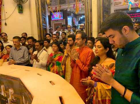 महाराष्ट्र : शपथ के बाद सिद्धिविनायक पहुंचे उद्धव, परिवार संग की पूजा-अर्चना महाराष्ट्र : शपथ के बाद सिद्धिविनायक पहुंचे उद्धव, परिवार संग की पूजा-अर्चना