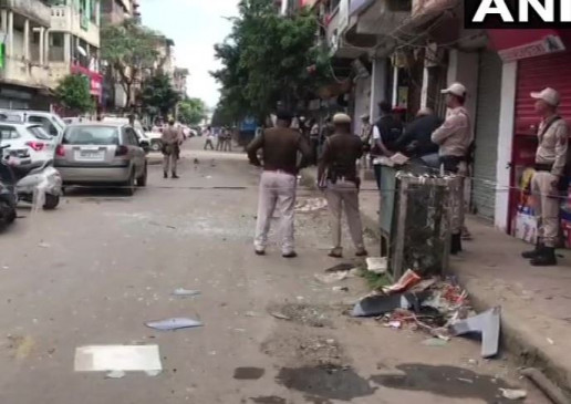 मणिपुर: राजधानी इंफाल में बम धमाका, 4 पुलिसकर्मी और 1 नागरिक घायल मणिपुर: राजधानी इंफाल में बम धमाका, 4 पुलिसकर्मी और 1 नागरिक घायल