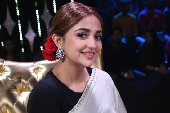 Monali Thakur B'day: 'सवार लूं' से सवार लिया अपना कॅरियर, बंगाली फिल्मों में कर चुकी हैं काम Monali Thakur B'day: 'सवार लूं' से सवार लिया अपना कॅरियर, बंगाली फिल्मों में कर चुकी हैं काम