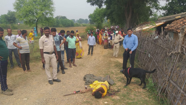 कुल्हाड़ी मारकर महिला की निर्मम हत्या, गांव में फैली सनसनी