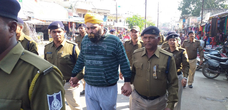 The notorious accused Rikki-police had hidden in the kitchen in the morning, took out a procession in the city