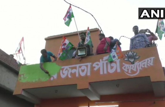 उपचुनाव में जीत के बाद BJP दफ्तरों पर TMC कार्यकर्ताओं ने लहराया अपना झंडा