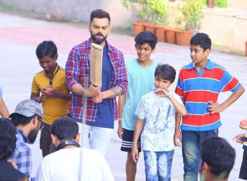 विराट कोहली ने इंदौर की सड़कों पर बच्चों के साथ खेला गली क्रिकेट, देखें वीडियो विराट कोहली ने इंदौर की सड़कों पर बच्चों के साथ खेला गली क्रिकेट, देखें वीडियो
