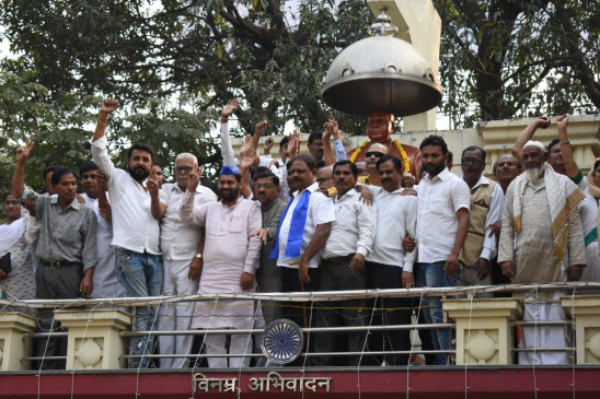 विदर्भ का विकास हमारी जवाबदारी है - राऊत का उपराजधानी में जमकर हुआ स्वागत विदर्भ का विकास हमारी जवाबदारी है - राऊत का उपराजधानी में जमकर हुआ स्वागत