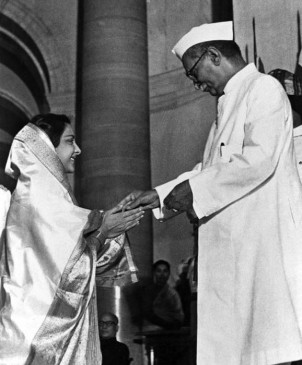 जन्मदिन विशेष : डॉ. राजेंद्र प्रसाद की आंसर शीट देखकर जाने क्या लिखा था परीक्षक ने जन्मदिन विशेष : डॉ. राजेंद्र प्रसाद की आंसर शीट देखकर जाने क्या लिखा था परीक्षक ने
