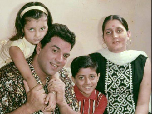 Dharmendra B'day: लाइमलाइट से दूर रहती है पहली पत्नी, ऐसे पड़े ड्र्रीम गर्ल के प्यार में Dharmendra B'day: लाइमलाइट से दूर रहती है पहली पत्नी, ऐसे पड़े ड्र्रीम गर्ल के प्यार में