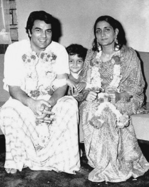 Dharmendra B'day: लाइमलाइट से दूर रहती है पहली पत्नी, ऐसे पड़े ड्र्रीम गर्ल के प्यार में Dharmendra B'day: लाइमलाइट से दूर रहती है पहली पत्नी, ऐसे पड़े ड्र्रीम गर्ल के प्यार में