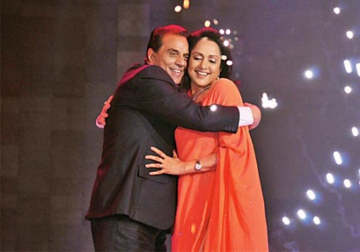Dharmendra B'day: लाइमलाइट से दूर रहती है पहली पत्नी, ऐसे पड़े ड्र्रीम गर्ल के प्यार में Dharmendra B'day: लाइमलाइट से दूर रहती है पहली पत्नी, ऐसे पड़े ड्र्रीम गर्ल के प्यार में