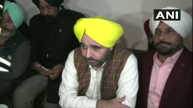 पत्रकार ने ऐसा सवाल पूछा, हाथापाई पर उतर आए AAP सांसद भगवंत मान