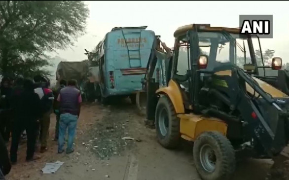 Accident: रीवा में खड़े ट्रक से टकराई बस, हादसे में 15 लोगों की मौत