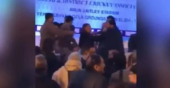 देखें : AGM में चले लात-घूसे, गौतम गंभीर ने की BCCI से DDCA को भंग करने  की मांग