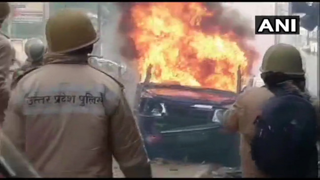 CAA के विरोध की आग में जला यूपी, हिंसक प्रदर्शन के दौरान 6 लोगों की मौत
