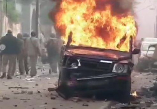 CAA Protest: बुलंदशहर में प्रदर्शनकारियों ने वाहन को फूंका CAA Protest: बुलंदशहर में प्रदर्शनकारियों ने वाहन को फूंका