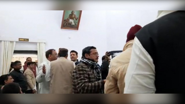 रीवा में विवाद: जीतू पटवारी को आया गुस्सा, कार्यकर्ता को मारी लात