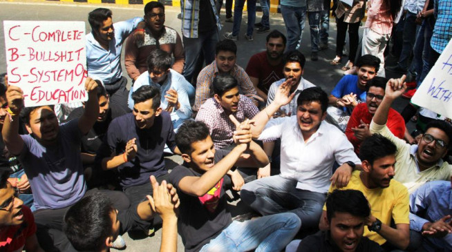 दिल्ली: CAA के खिलाफ जंतर-मंतर पर छात्रों का प्रदर्शन, राम मंदिर विरोधी नारे लगाए