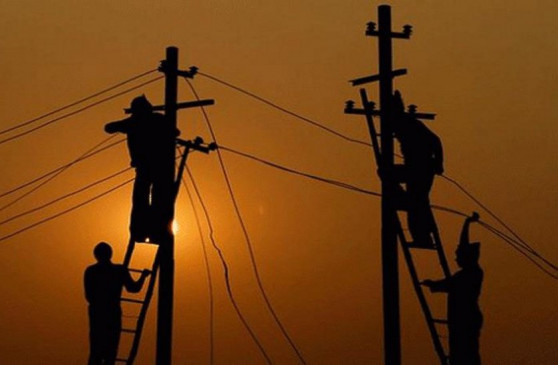Electrician killed by current, Helper injured