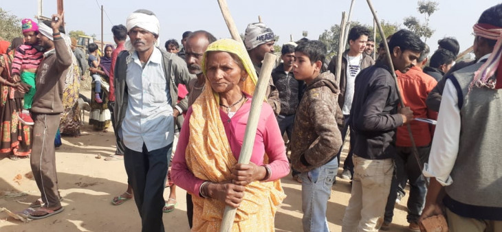 अतिक्रमणकारियों ने एडीएम व एसडीएम पर किया हमला; अधिकारी भागकर स्कूल में छिपे