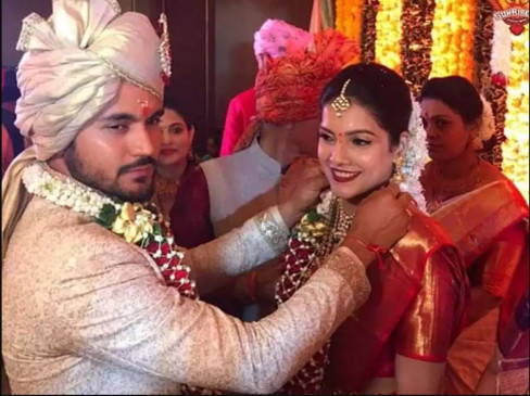 किक्रेटर मनीष पांडे ने एक्ट्रेस अश्रिता से रचाई शादी, रोहित शर्मा ने ऐसे दी बधाई किक्रेटर मनीष पांडे ने एक्ट्रेस अश्रिता से रचाई शादी, रोहित शर्मा ने ऐसे दी बधाई