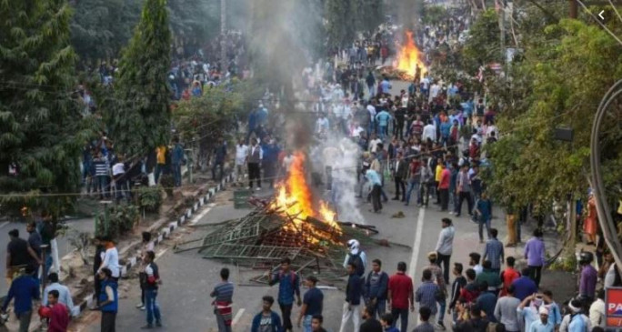 नागरिकता कानून का विरोध: बंगाल पहुंची असम की आग, भीड़ ने 15 बसें और एक रेलवे स्टेशन जलाया