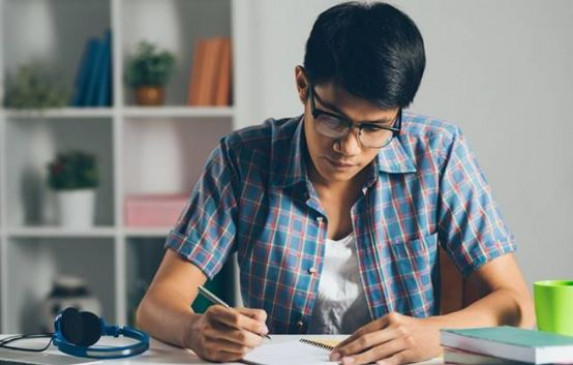 10वीं और 12वीं के छात्र Board Exams में अपनाएं ये टिप्स, मिलेगी बड़ी सफलता 10वीं और 12वीं के छात्र Board Exams में अपनाएं ये टिप्स, मिलेगी बड़ी सफलता