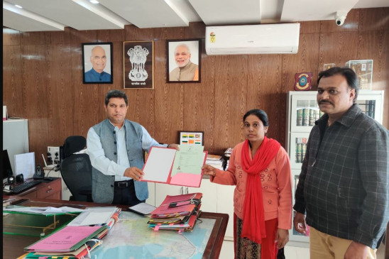 CAA विवाद के बीच पाकिस्तान से गुजरात आई मुस्लिम महिला को मिली भारत की नागरिकता CAA विवाद के बीच पाकिस्तान से गुजरात आई मुस्लिम महिला को मिली भारत की नागरिकता