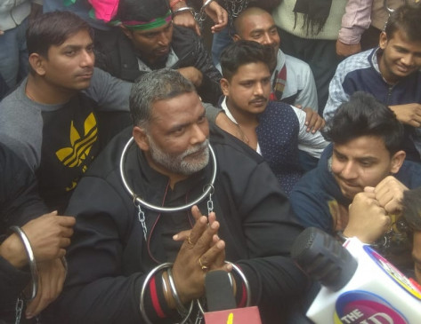 Pappu Yadav on the road wearing fetters during Bihar bandh