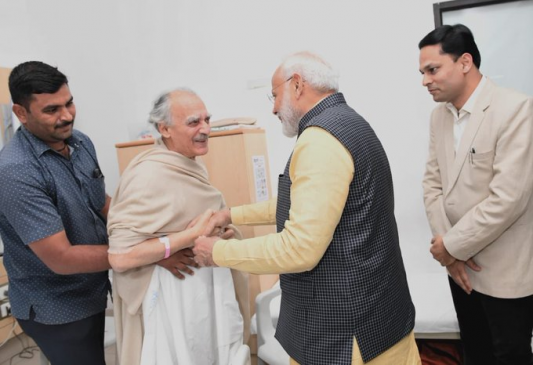 अस्पताल में पूर्व केंद्रीय मंत्री अरुण शौरी का हाल जानने पहुंचे पीएम मोदी