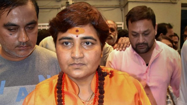 स्पाइस जेट ने कहा- प्रज्ञा ठाकुर व्हीलचेयर पर थीं, नॉन इमरजेंसी सीट पर जाने से इनकार किया